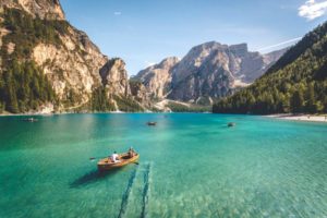 Explorez la beauté fascinante du lac Dolomite tout en surmontant vos phobies grâce aux techniques d'hypnose.