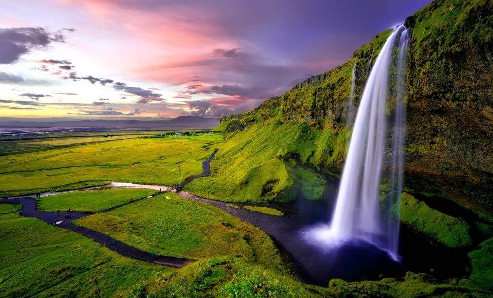 Une cascade relaxante en Islande au coucher du soleil.