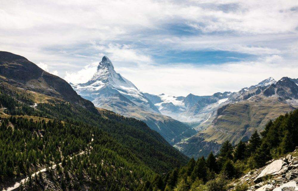Une vue sur le mont Cervin en Suisse.