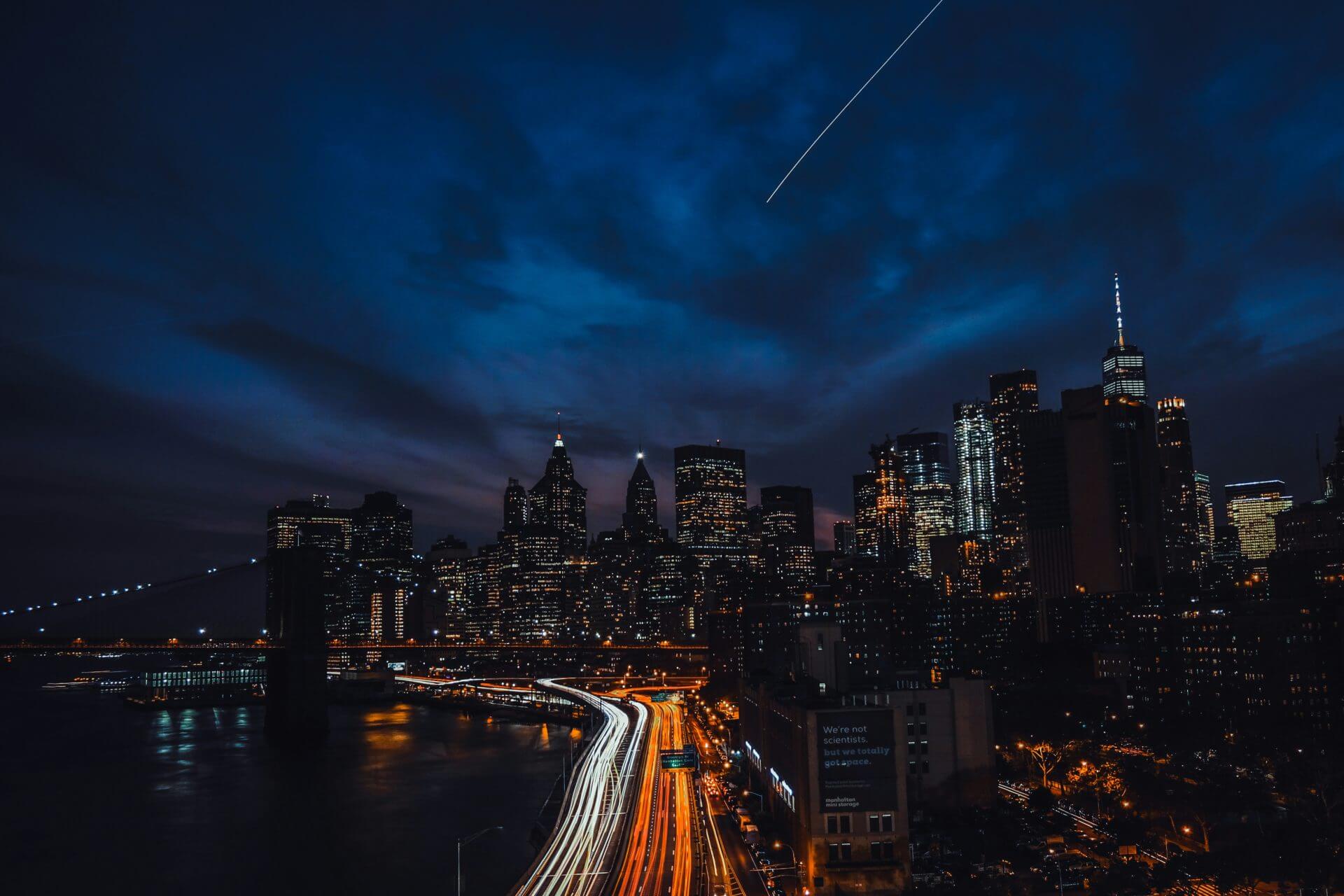 L'horizon animé de New York la nuit.