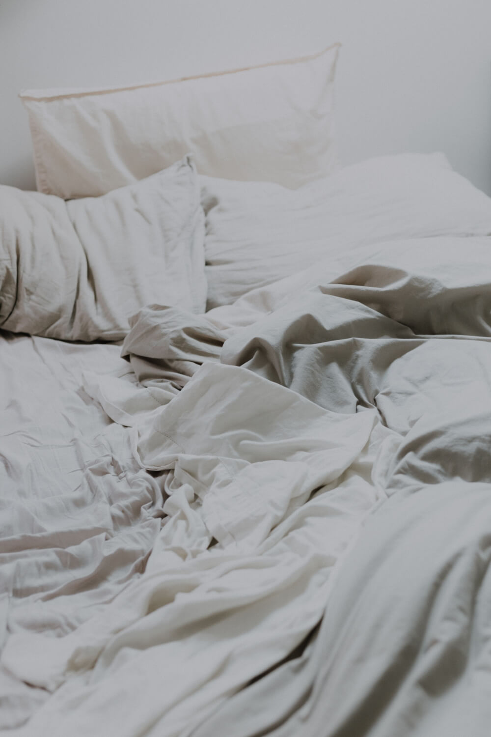 Un bien dormir avec une couverture blanche.