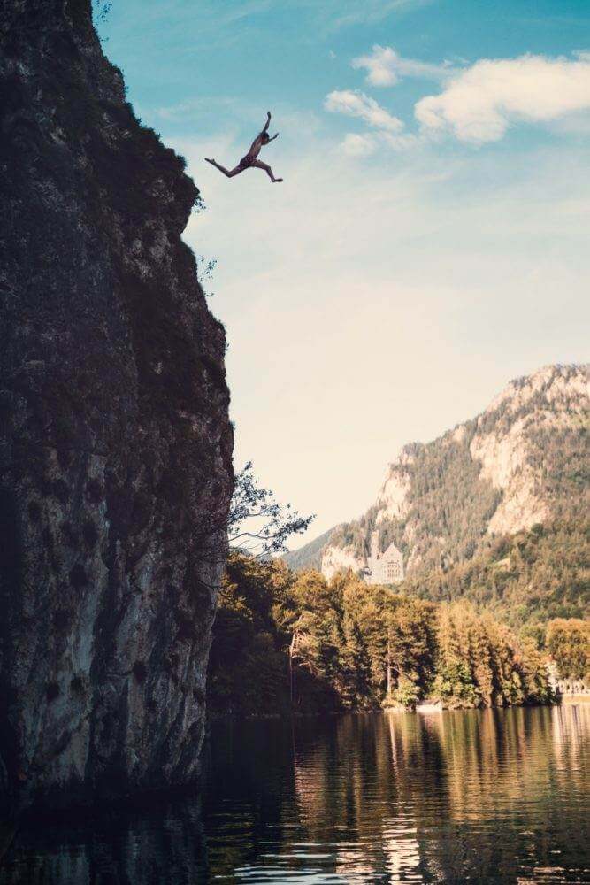 Une personne sautant d'une falaise avec peur.