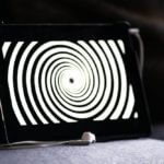 Un iPad avec un design hypnotique en spirale noir et blanc.