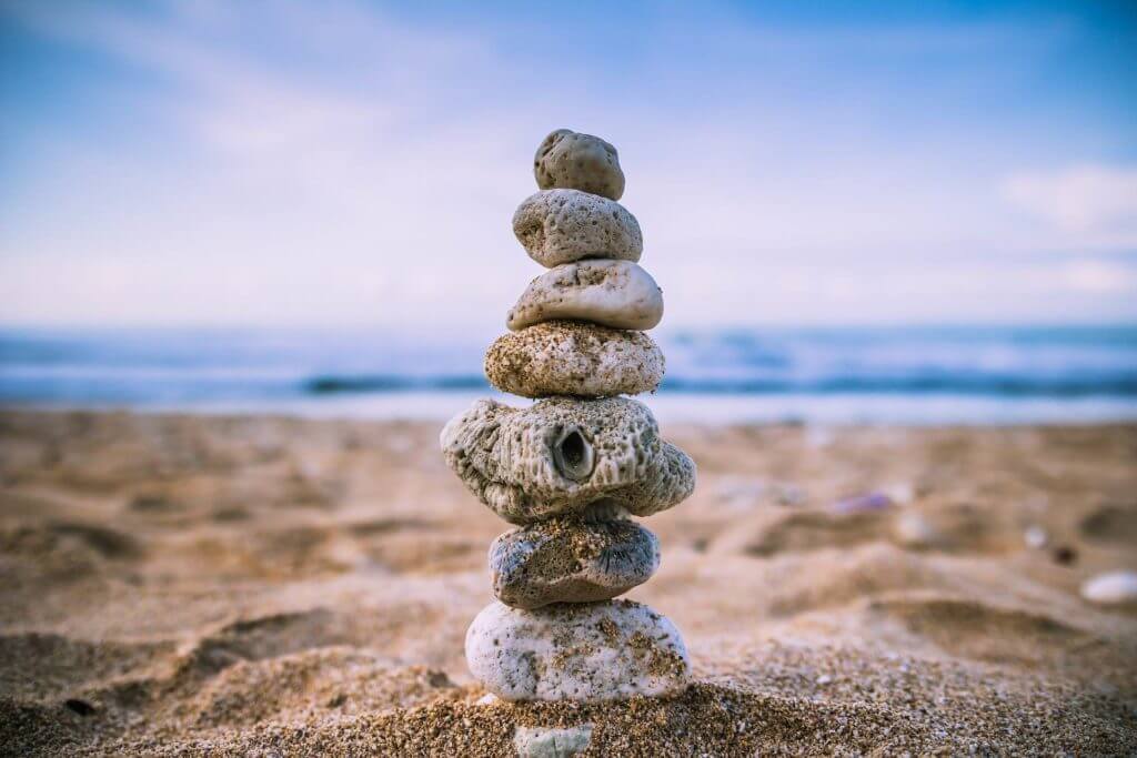 Une pile de rochers sur une plage relaxante.