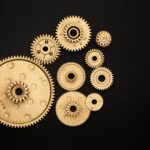 Engrenages en bois sur fond noir, créant un effet de sommeil envoûtant.