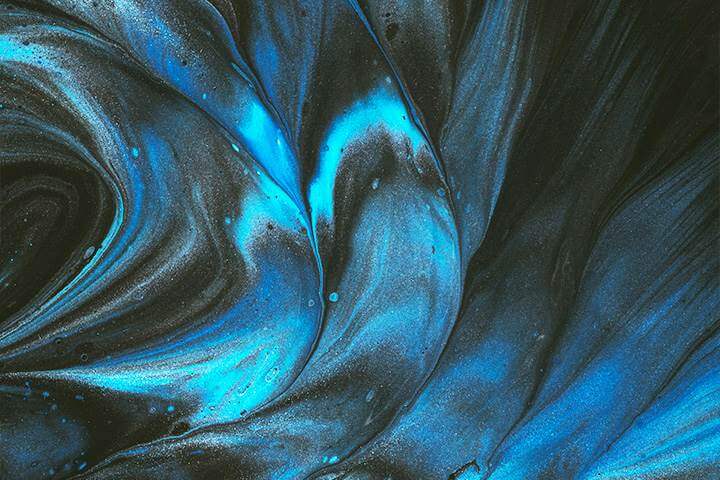 Un tableau abstrait de tourbillons bleus et noirs.