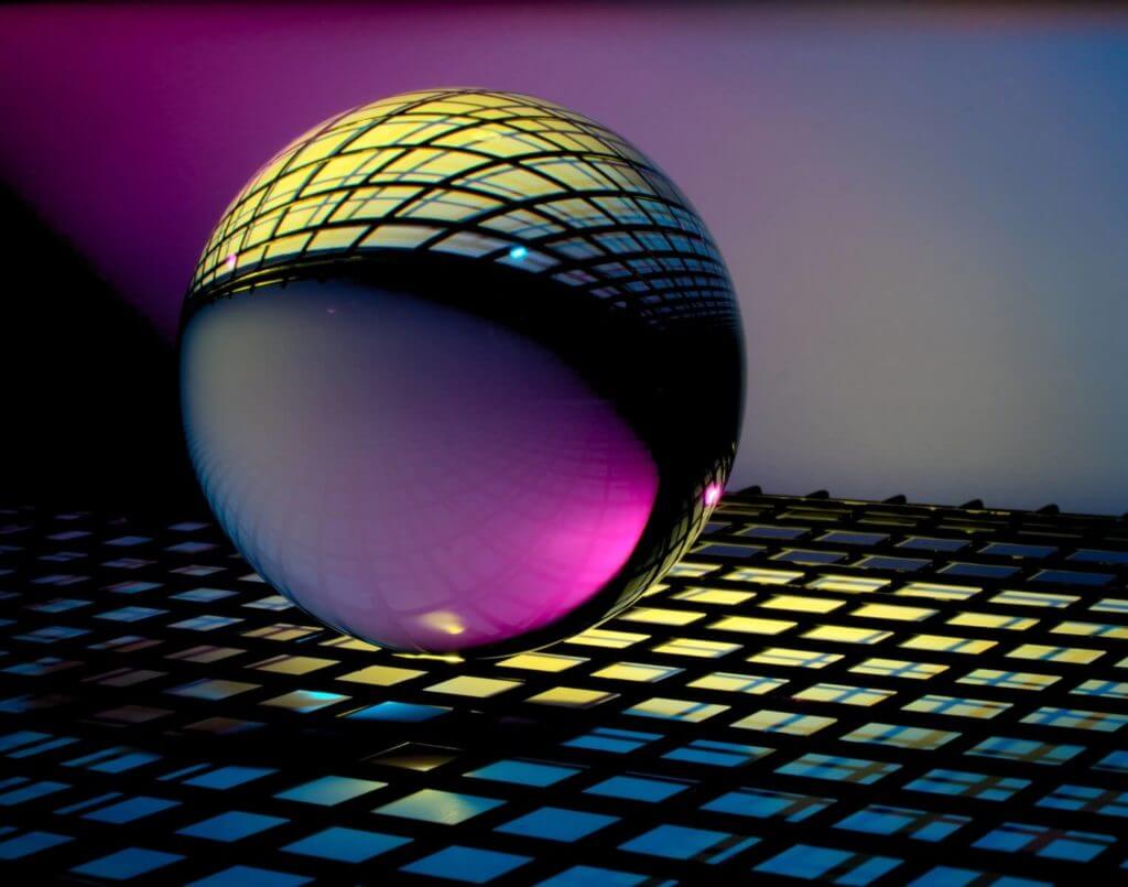Une sphère colorée posée sur un sol carrelé, reflétant l’intersection potentielle de l’intelligence artificielle et de la santé mentale.