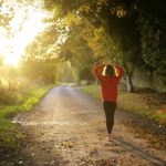 Une femme stressée court sur une route de campagne.