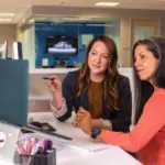 Deux femmes travaillant à un bureau dans un bureau.