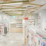 L'intérieur d'une pharmacie avec des étagères pleines de produits.