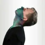 Un homme avec de la peinture verte sur le visage.