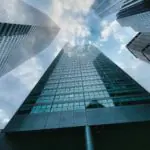 Une vue de plusieurs grands immeubles d’une ville.